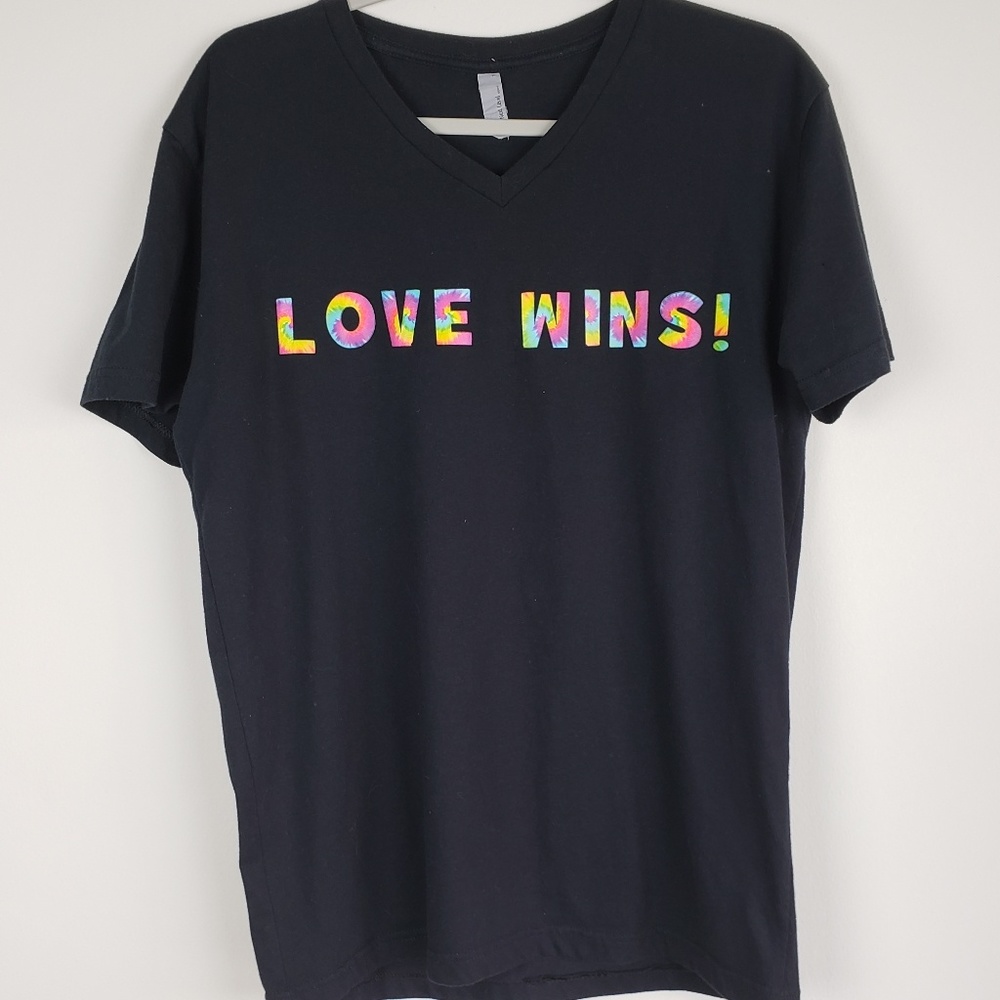 NEXT LEVEL APPAREL T-SHIRT LOVE WINS - Picture 1 of 3